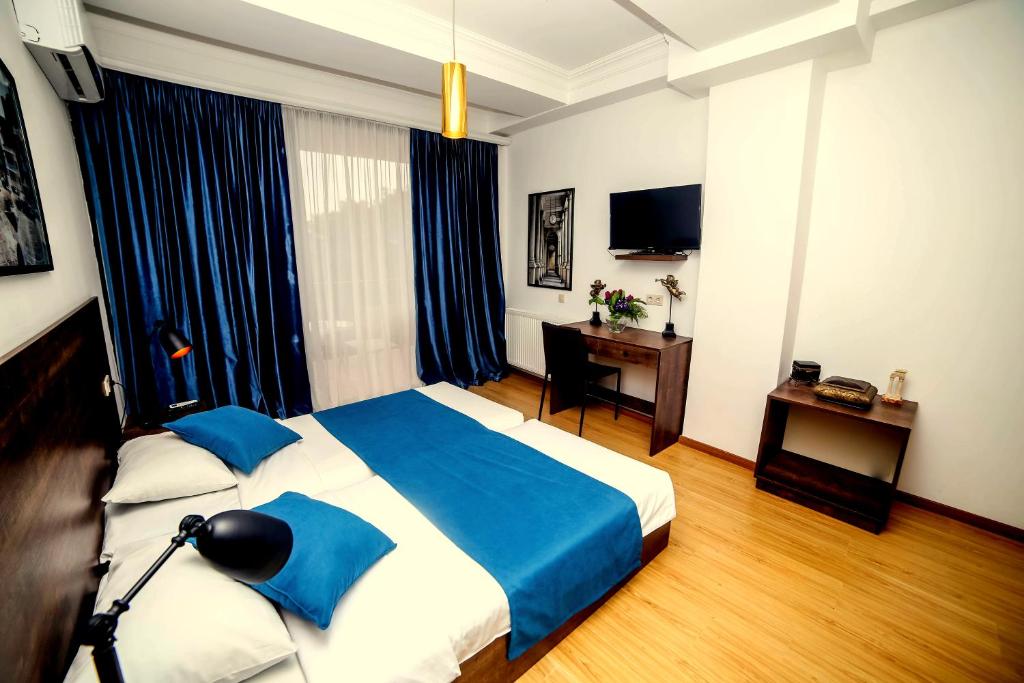 TV a/nebo společenská místnost v ubytování Tbilisi View Hotel