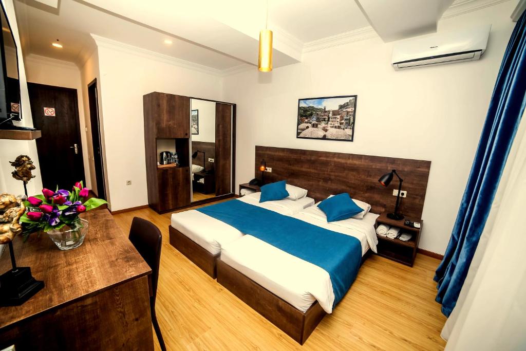 Postel nebo postele na pokoji v ubytování Tbilisi View Hotel