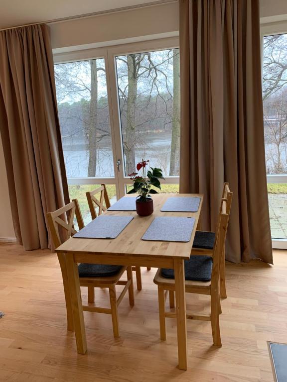 mesa de comedor con sillas y ventana grande en Sacco 7, en Birkenwerder