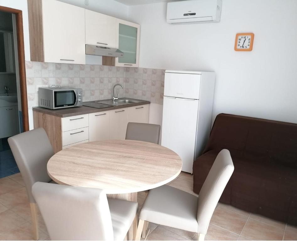 Kuchyňa alebo kuchynka v ubytovaní Apartment Niva