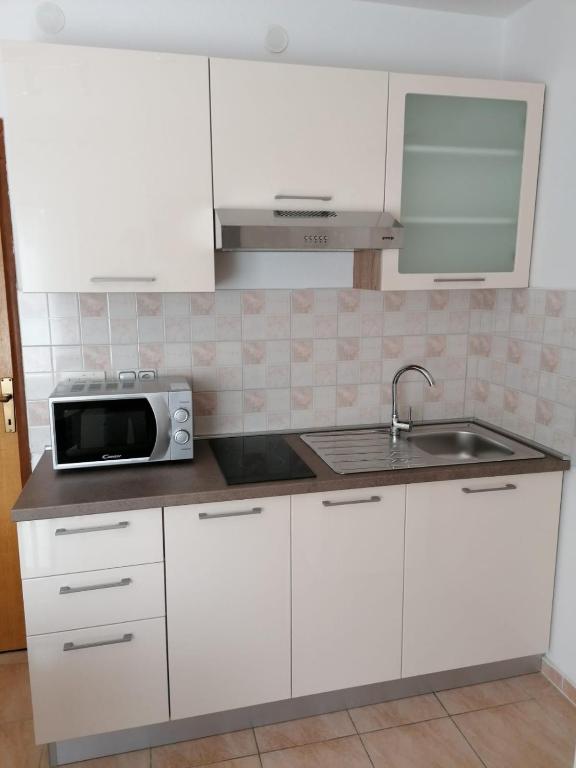 Kuchyňa alebo kuchynka v ubytovaní Apartment Niva