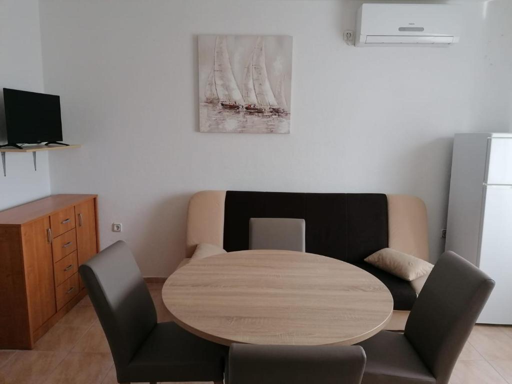 Televízia a/alebo spoločenská miestnosť v ubytovaní Apartment Niva