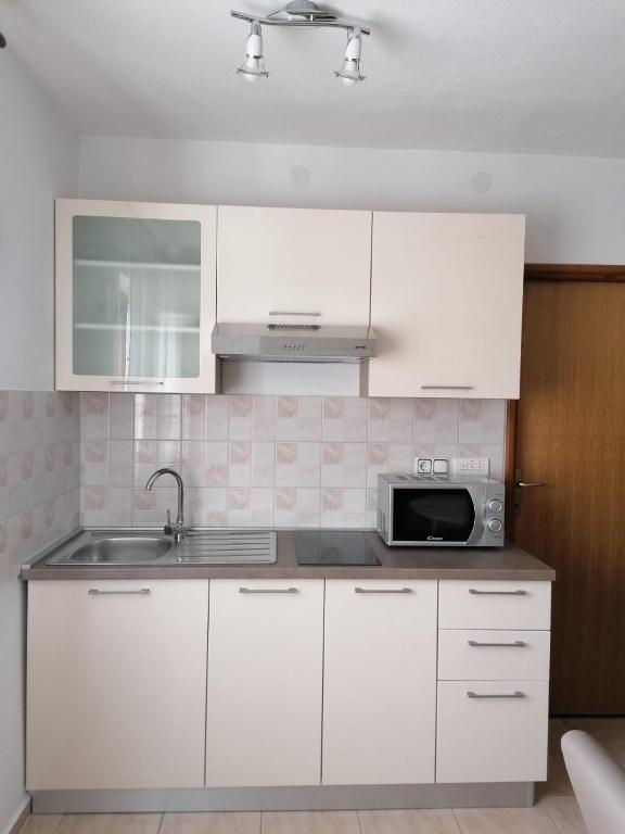 Kuchyňa alebo kuchynka v ubytovaní Apartment Niva