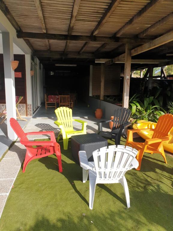 Posezení v ubytování Le Goyav' appart avec piscine et jacuzzi au Vauclin