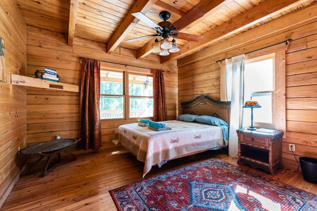 Postelja oz. postelje v sobi nastanitve PRIVATE Log Cabin with Indoor pool sauna and gym YOU RENT IT ALL NO ONE ELSE