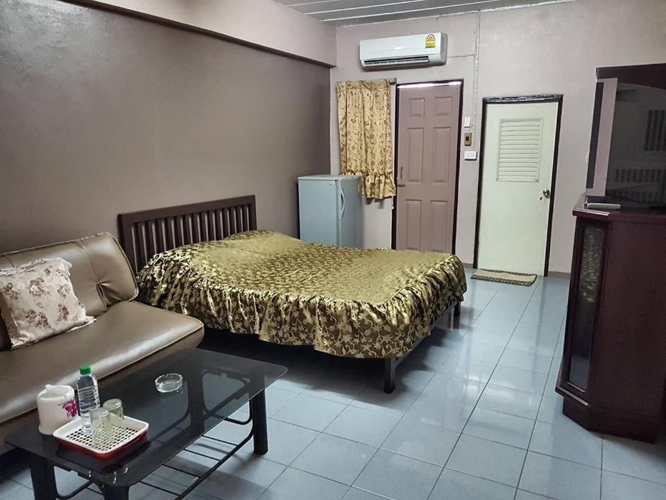 - une chambre avec un lit, un canapé et une table dans l'établissement Million Mansion, à Bangkok