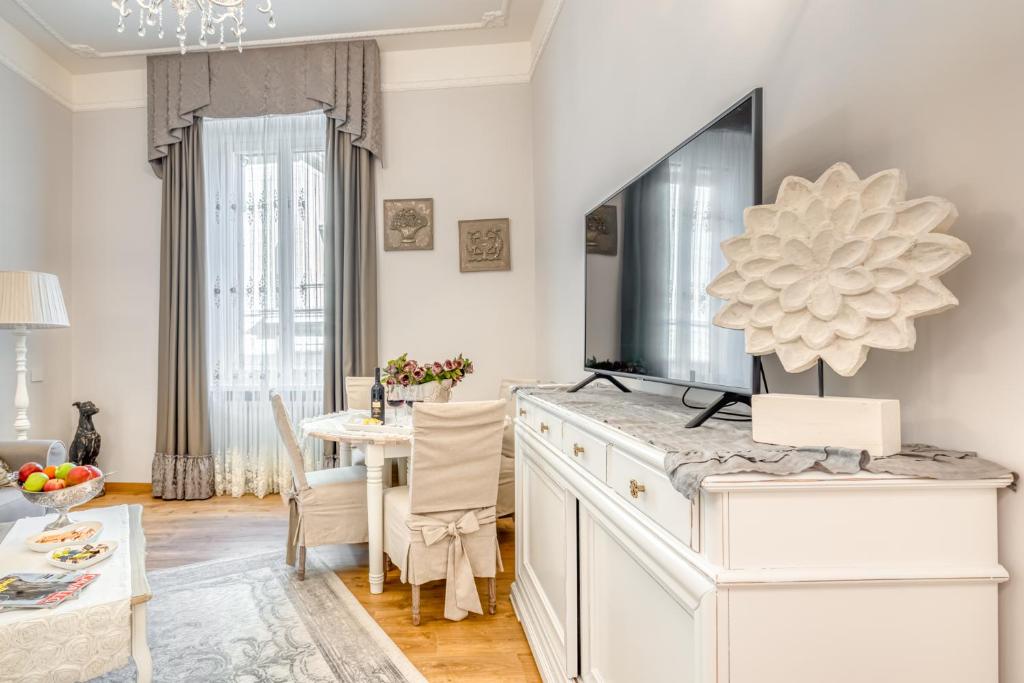 Televiisor ja/või meelelahutuskeskus majutusasutuses Luxury Stars In Rome - Andromeda apartment in Colosseum