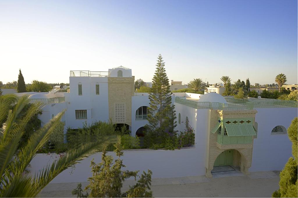突尼斯的住宿－Dar El Yasmine Tunis，享有带庭院的白色房屋的景致