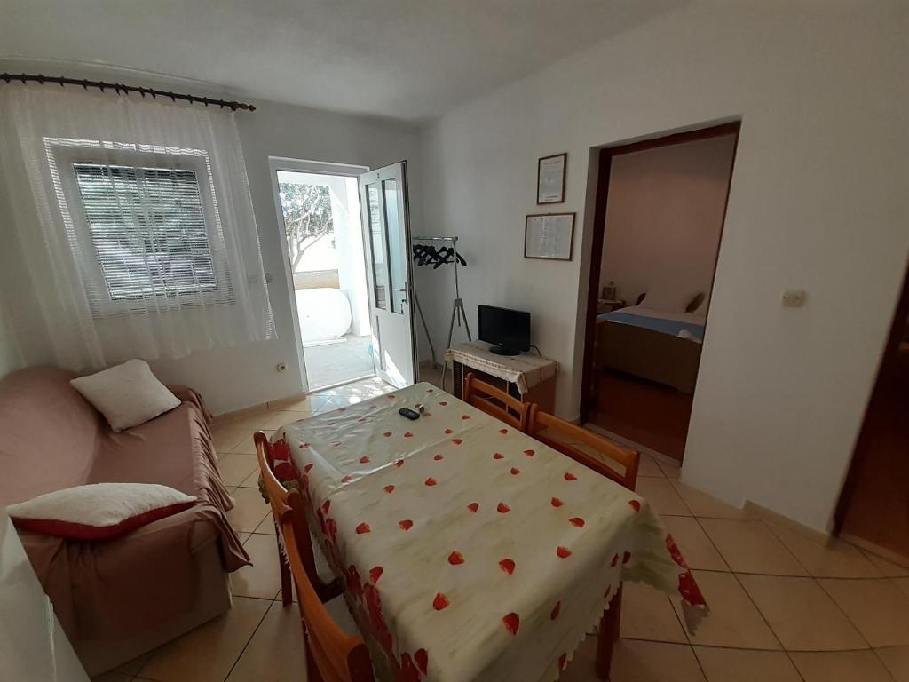Televízia a/alebo spoločenská miestnosť v ubytovaní Apartments Slavica