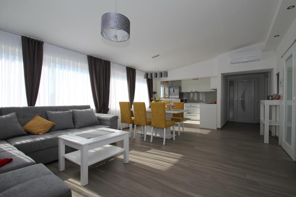 a living room with a couch and a table at Luxury apartment Navi in Podstrana