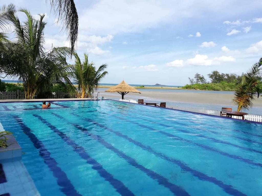 una piscina con vistas al océano en Bay Beach Hotel, en Nilaveli
