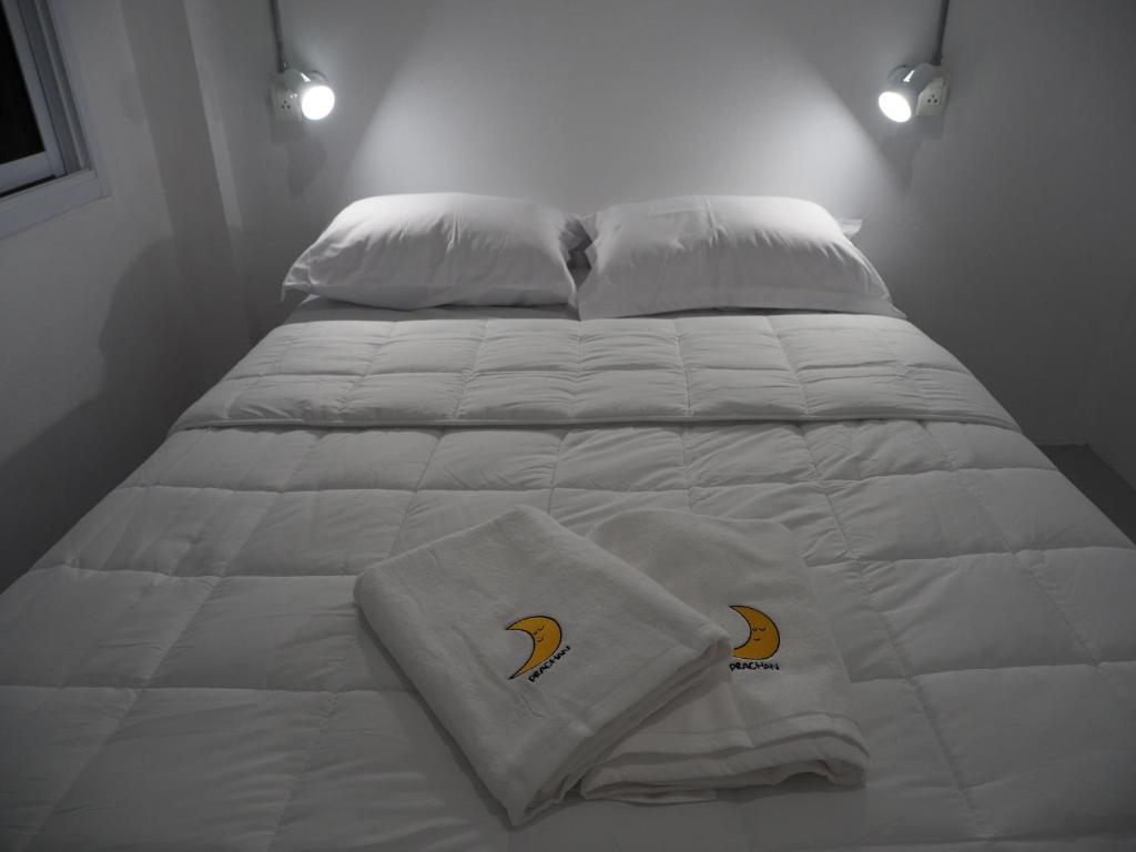 Postel nebo postele na pokoji v ubytování Prachan Hostel