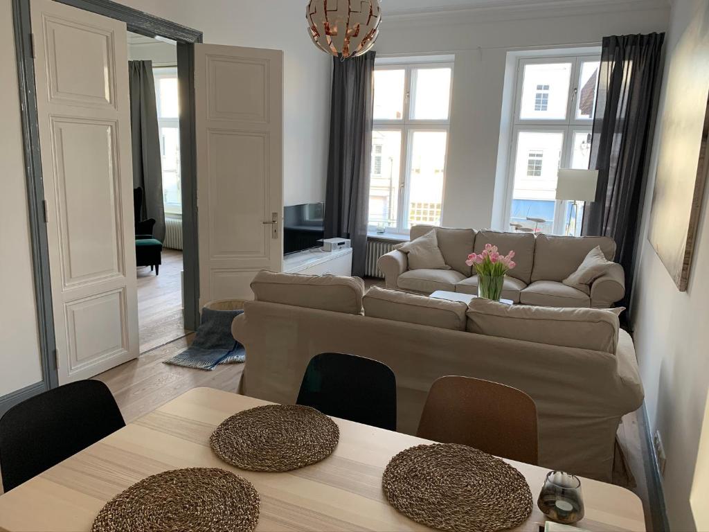 ein Wohnzimmer mit einem Sofa und einem Tisch in der Unterkunft Royal Residence in Lübeck