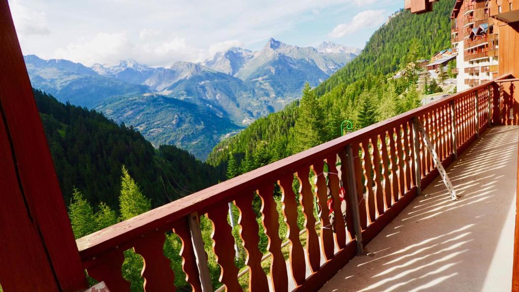 balcón con vistas a las montañas y a los árboles en station valfréjus chavière, en Modane