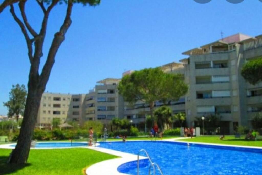 un gran edificio de apartamentos con una gran piscina en Arabia´s Loft Nuevo Portil, en El Portil