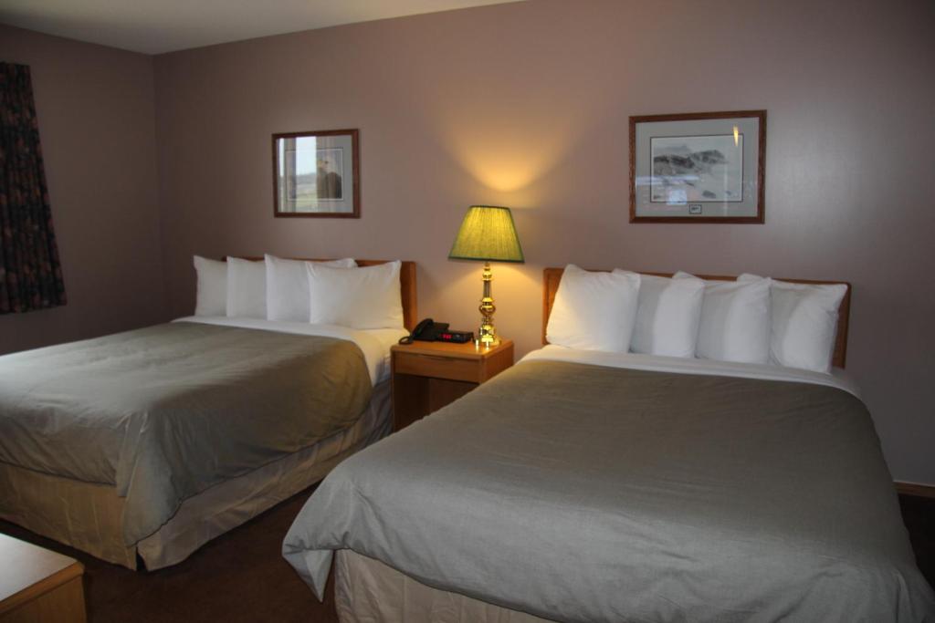 Postel nebo postele na pokoji v ubytování Canway Inn & Suites