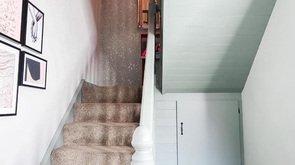 un escalier avec une chaise et un escalier dans l'établissement Ocean View one bedroom cozy apartment, à Achill