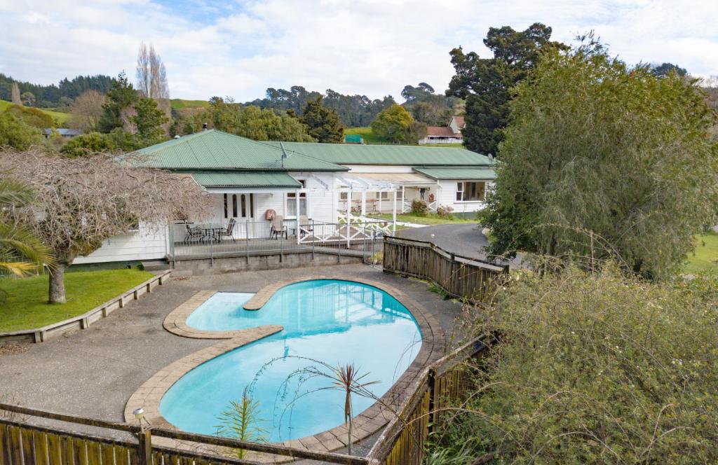 un'immagine di una casa con piscina di Poripori Homestead a Tauranga