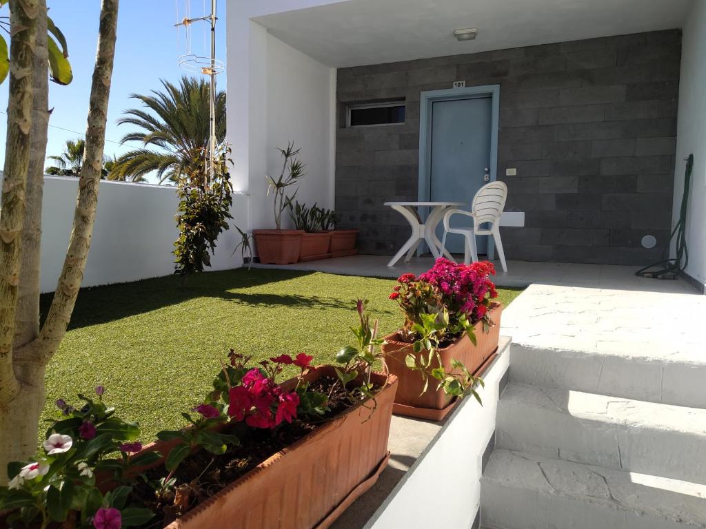 a patio with plants and a table and chairs at Duplex Apartments Nirvana in Callao Salvaje
