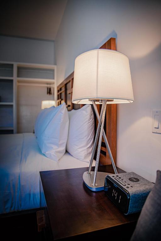 Postel nebo postele na pokoji v ubytování La Placita Inn