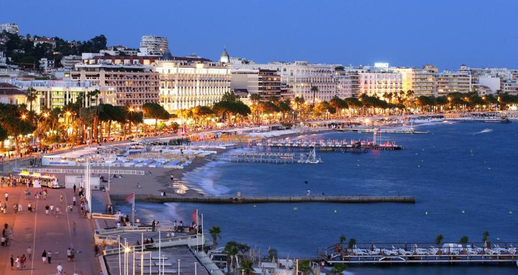 vista su una città con porto di notte di le suquet quartier historique a Cannes