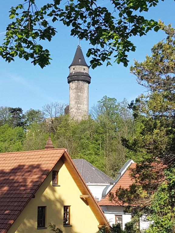 um edifício com um farol ao fundo em Kopec 67 em Štramberk