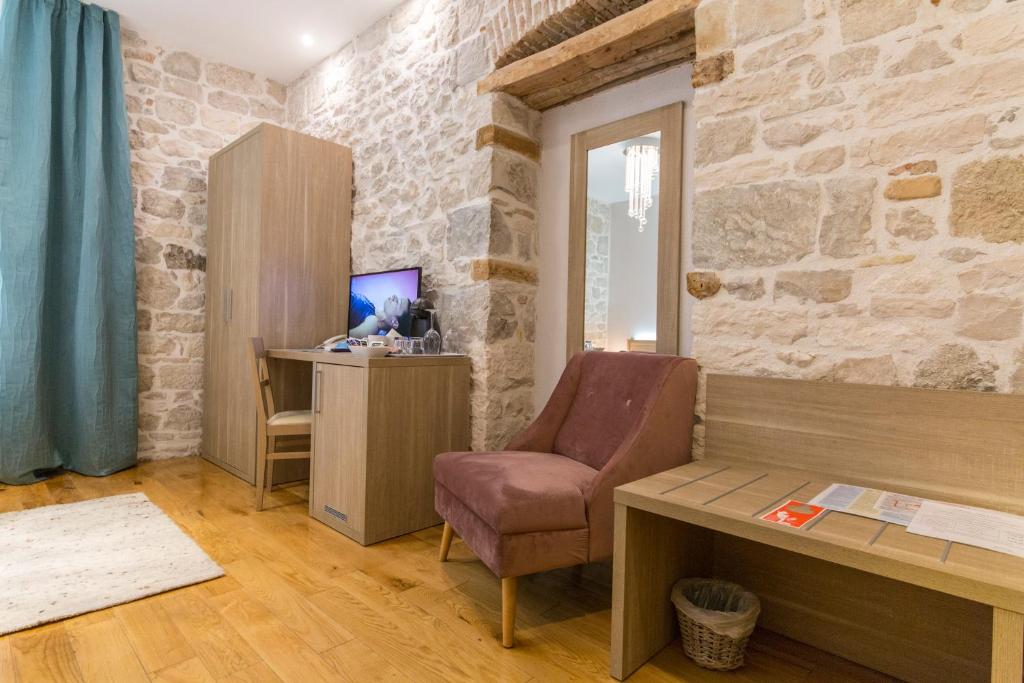 TV a/nebo společenská místnost v ubytování Tifani Luxury Rooms 2
