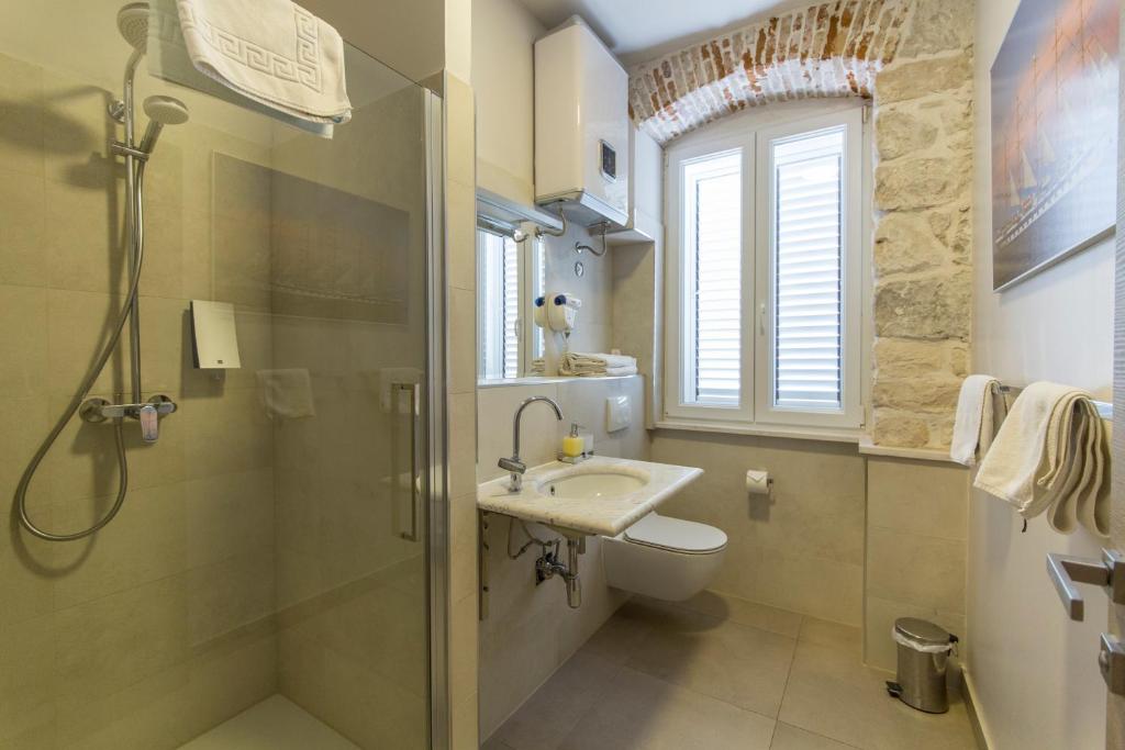 Koupelna v ubytování Tifani Luxury Rooms 2