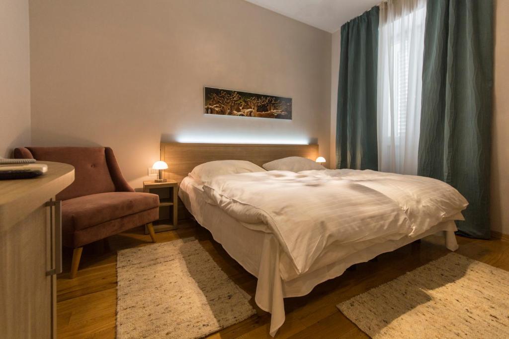 Postel nebo postele na pokoji v ubytování Tifani Luxury Rooms 2