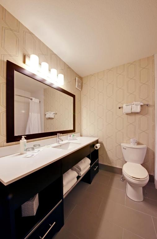 Travel Proud Sustainability certification Coast Kamloops Hotel & Conference Centre - Costa Dos Reinas