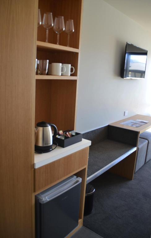 Příslušenství pro přípravu čaje a kávy v ubytování The Godley Hotel