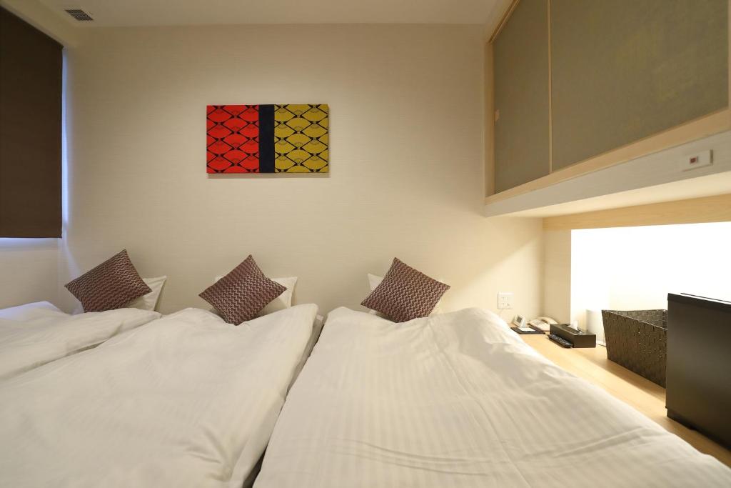 Postel nebo postele na pokoji v ubytování Osaka Teikoku Hotel