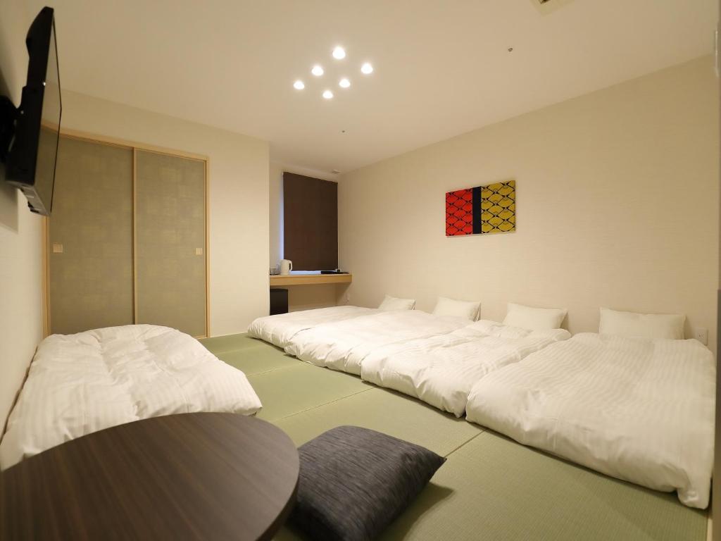 Postel nebo postele na pokoji v ubytování Osaka Teikoku Hotel