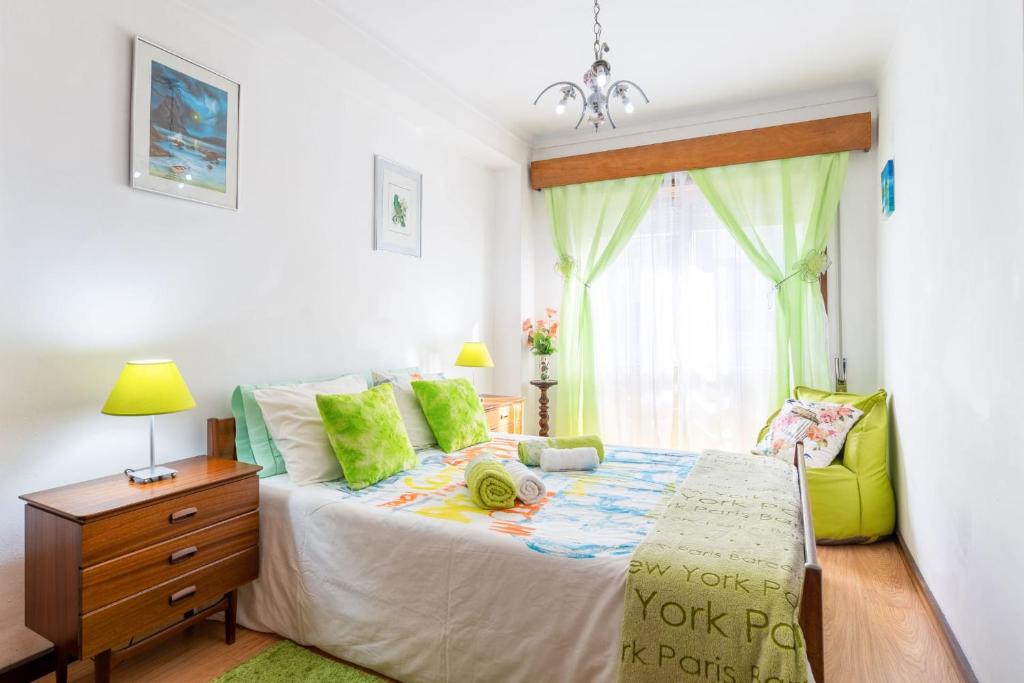 - une chambre avec un lit et une fenêtre dans l'établissement Apartment Rustic Oporto, à Porto