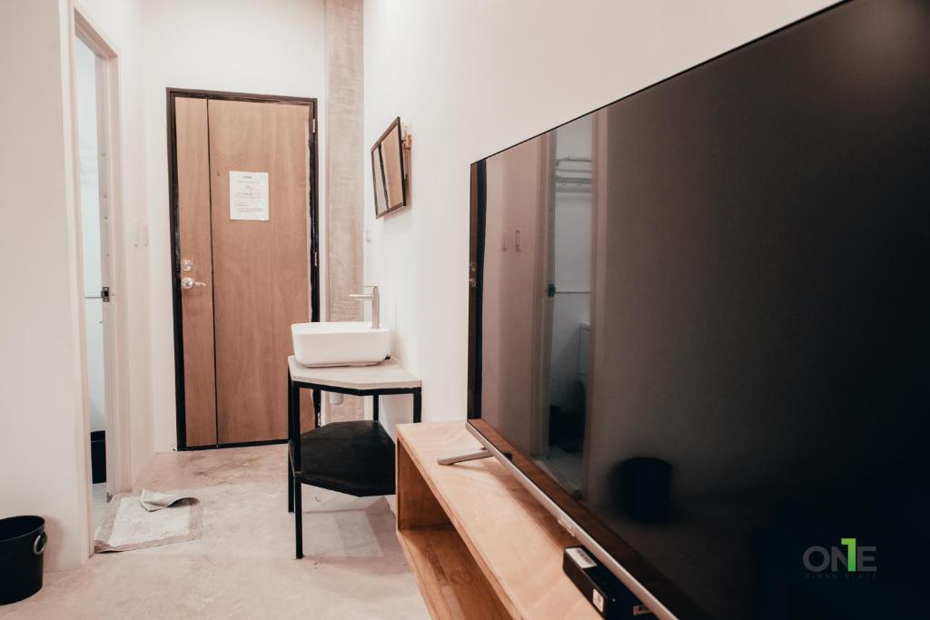 TV a/nebo společenská místnost v ubytování One Biñan Place