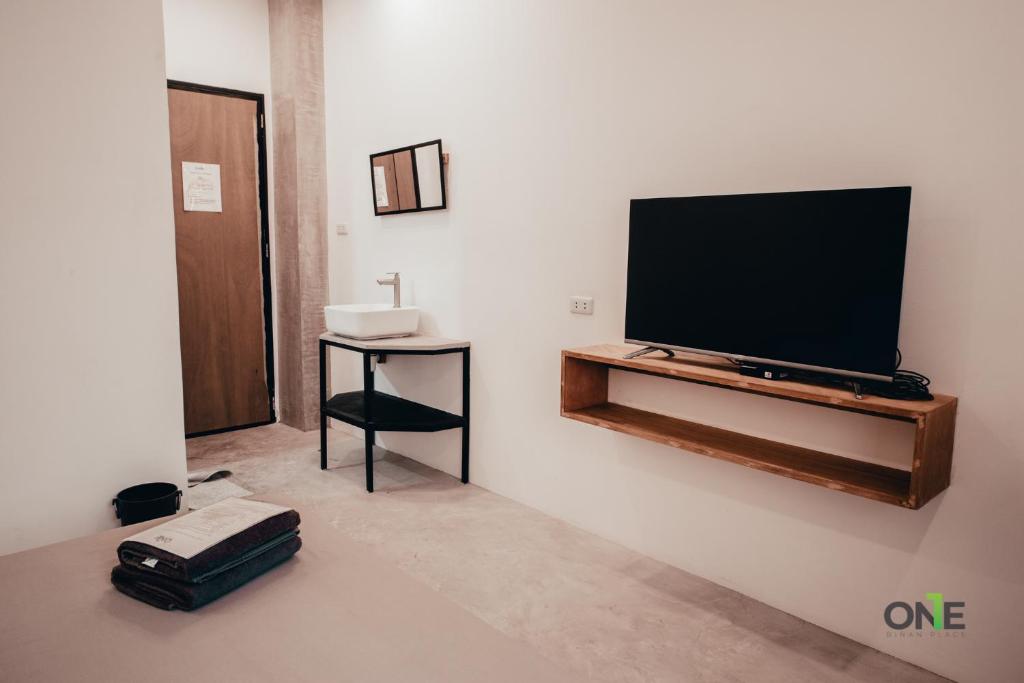 TV a/nebo společenská místnost v ubytování One Biñan Place