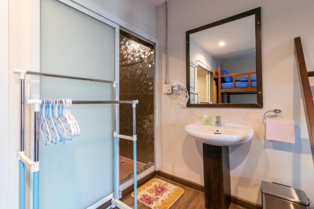 バンコクにあるPhobphan Hostelのバスルーム(シャワー、シンク、鏡付)