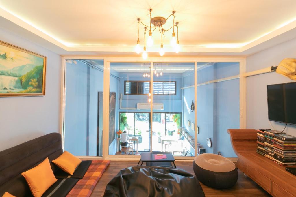 Phobphan Hostelにあるテレビまたはエンターテインメントセンター