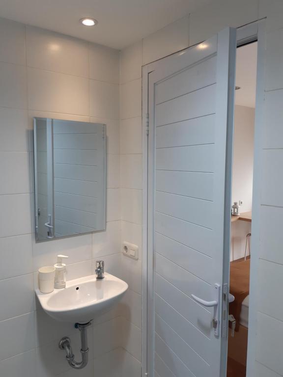 Koupelna v ubytování UROOMS Senayan
