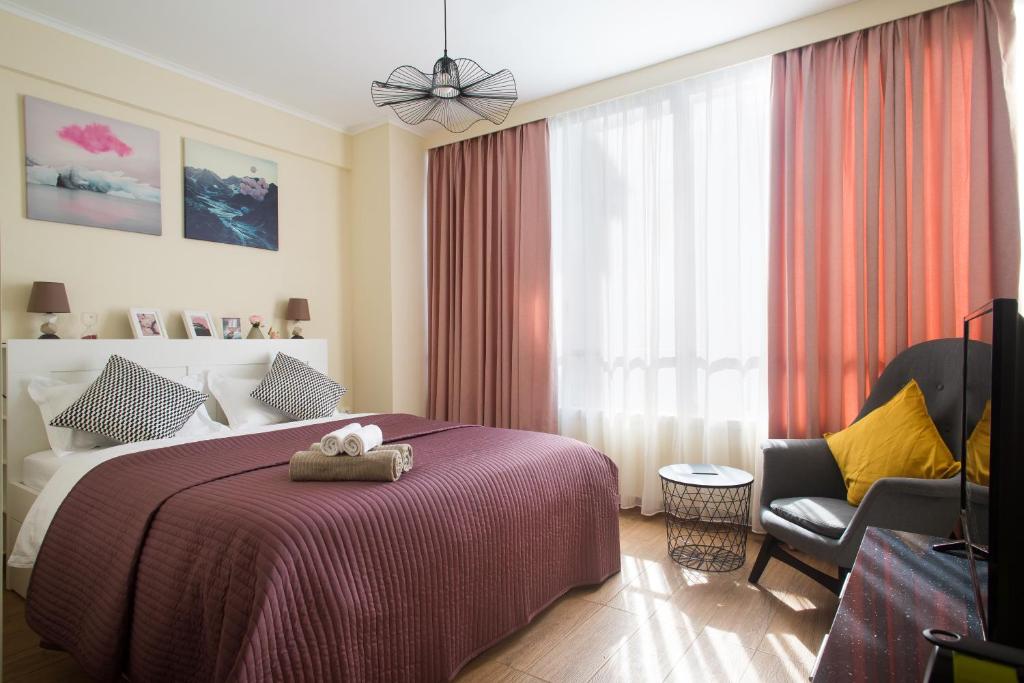 - une chambre avec un lit avec un animal rembourré dans l'établissement Syntegma studio next to Ermou street, à Athènes