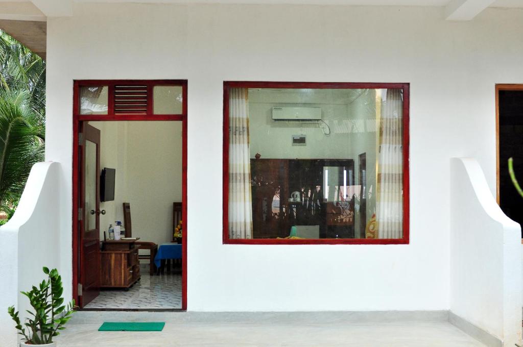 espejo en la pared de una sala de estar en Sea View Villa Bentota, Induruwa, en Induruwa