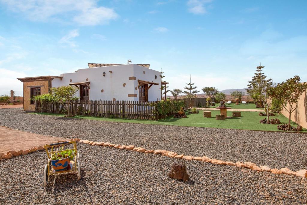 une maison avec une aire de jeux en face dans l'établissement Casa Laura, à La Ampuyenta
