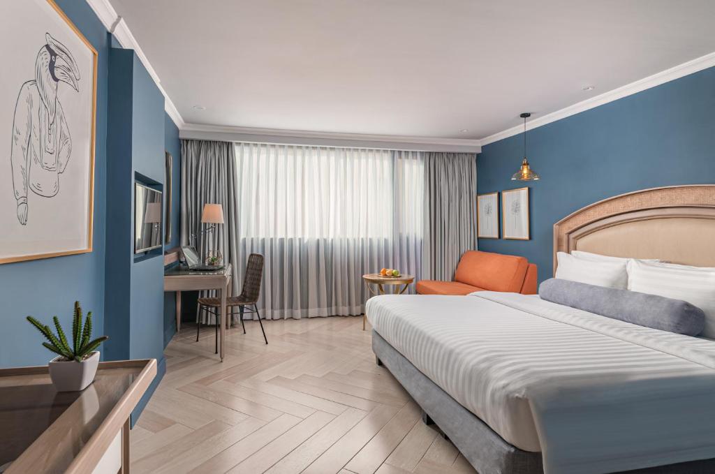 Postel nebo postele na pokoji v ubytování Makati Palace Hotel