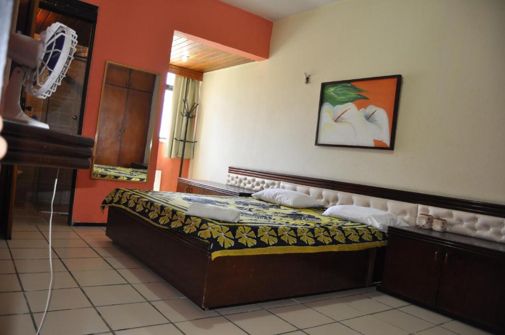 a bedroom with a bed in a room at FORTALEZA FLAT apt 203 COM VARANDA in Fortaleza