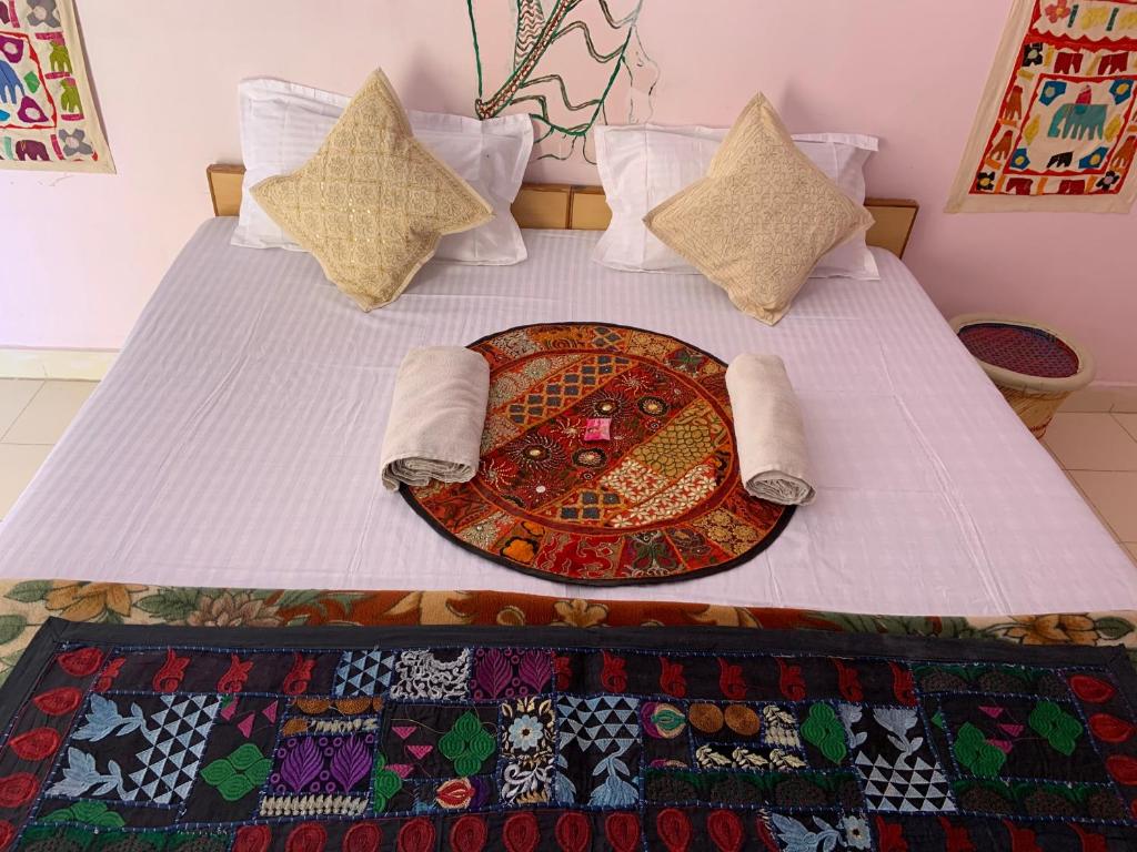 Postel nebo postele na pokoji v ubytování Shiva Guest House