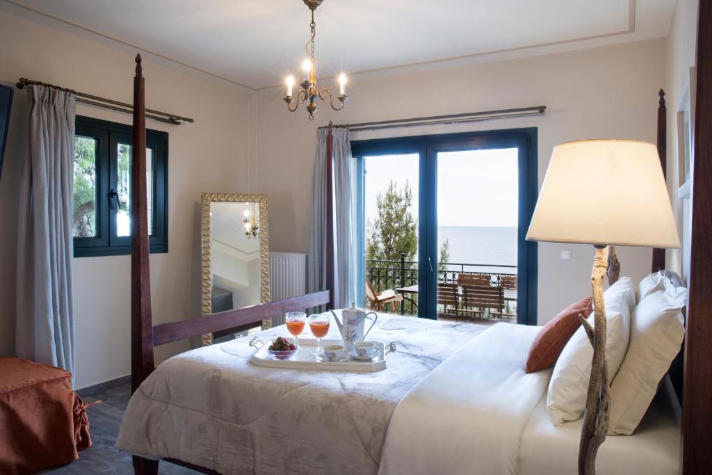 Postel nebo postele na pokoji v ubytování Avra Private Suites