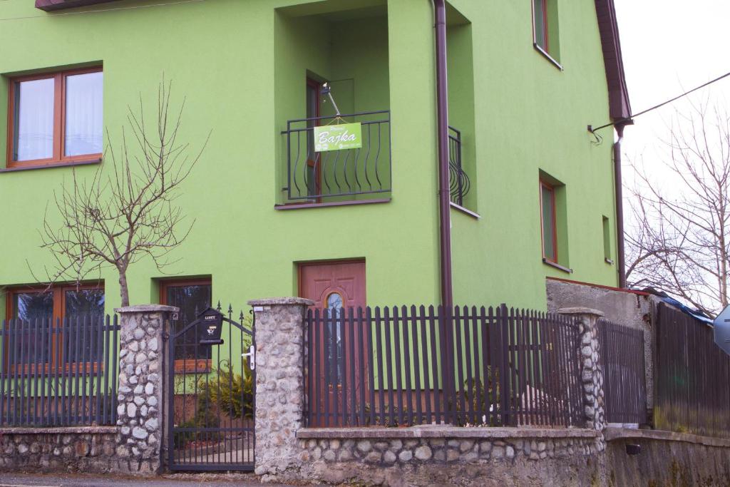 una casa verde con cancello e recinzione di Privat BAJKA a Spišské Bystré