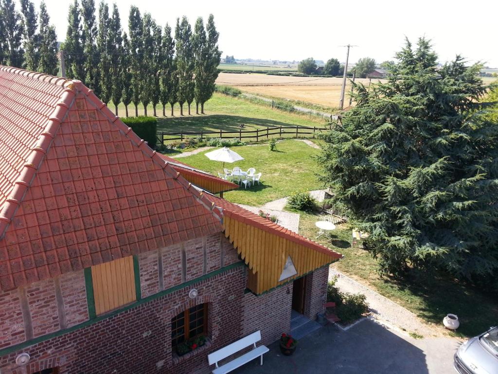 een luchtzicht op een huis met een kerstboom bij Gîte de La Ferme des Crins Blancs in Hazebrouck