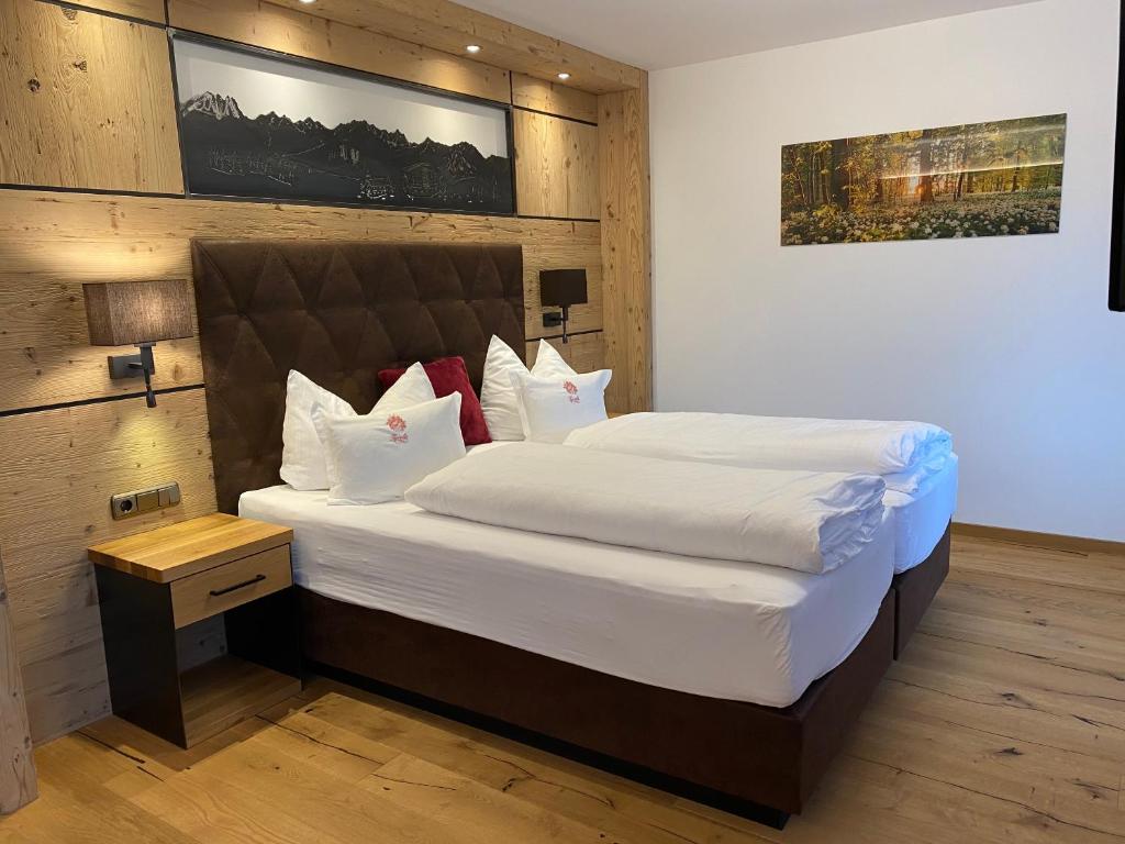 Postel nebo postele na pokoji v ubytování Hotel Tyrolis