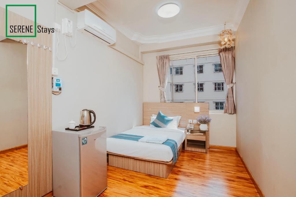 Postel nebo postele na pokoji v ubytování SERENE Stays Hotel